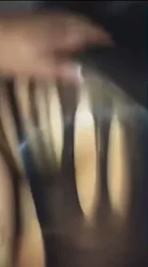 后入爆操黑丝巨臀肥臀熟女，以前三个小年轻玩过3p老板娘不看店出来偷情