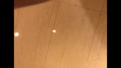 和26岁奶子圆润坚挺人妻饭店卫生间偷情口爆后入内射